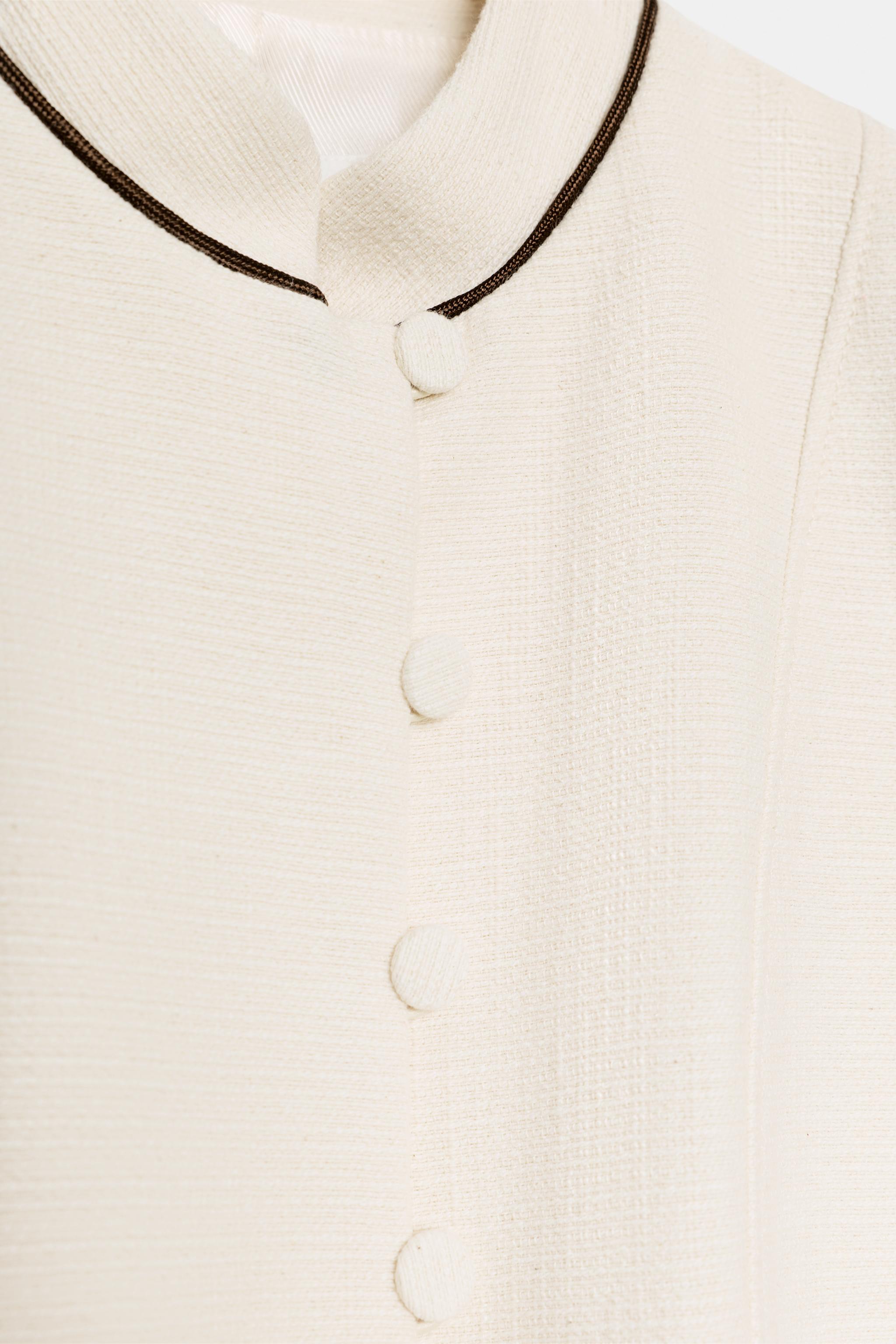 VESTE AJUSTÉE À LISERÉS EN CONTRASTE